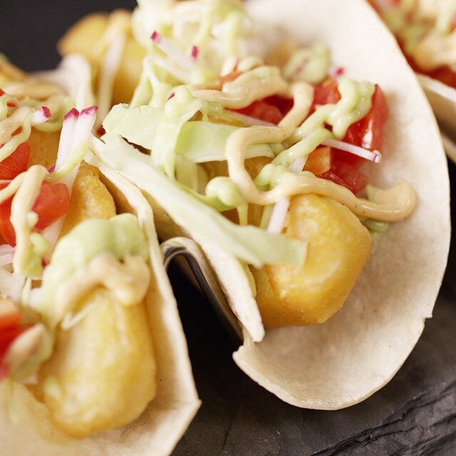 Regardez la chef Einav Gefen préparer des tacos au poisson style Baja