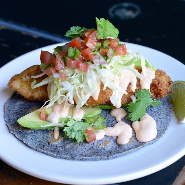 Tacos au poisson Baja à la bière cuisinés à partir de rien par la chef Christine Tacos au poisson Baja à la bière cuisinés à partir de rien par la chef Christine